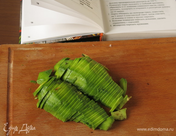 Авокадо чистим, вынимаем косточку и нарезаем. Юлия рекомендует нарезать дольками, я нарезала пластинками.