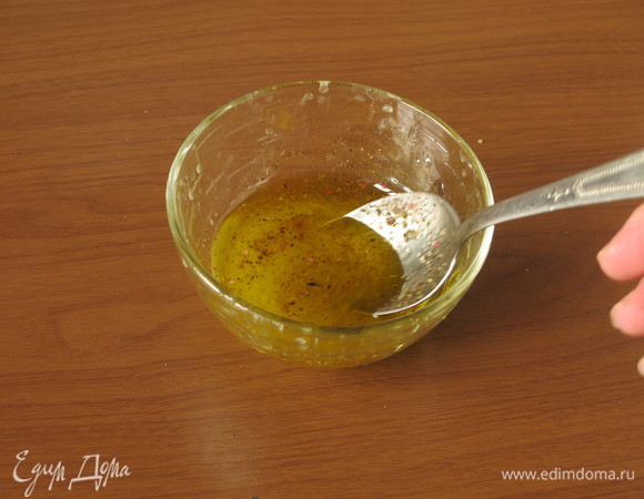 Готовим заправку: смешиваем масло, лимонный сок, соль, перец.