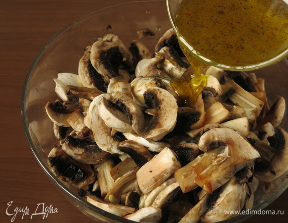 Поливаем заправкой шампиньоны.