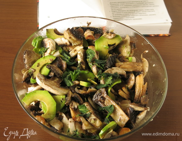 Посыпаем листьями салата.