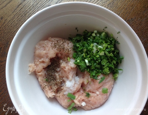 В фарш добавляю нарезаный лук, петрушку, тмин, соль, перец. Хорошо вымешиваю.