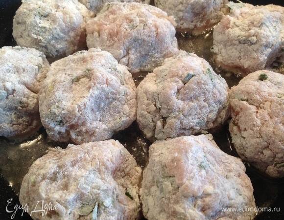 Формирую тефтели среднего размера. Обваливаю их в муке. Кладу на разогретую сковородку.