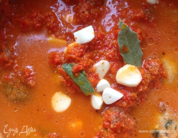 Наливаю воду, чтобы покрыть тефтели. Тушу 30–45 минут при средней температуре.