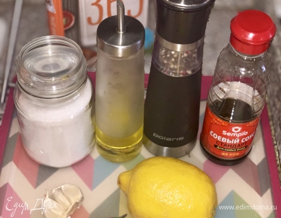 Чеснок мелко нарезать. Перец чили мелко порубить, удалив семена. Цедру лимона натереть на мелкой терке, сок отжать. Приготовить маринад, соединив чеснок, чили, растительное масло, половину сока лимона, цедру, половину листьев тимьяна, щепотку соли и перца.