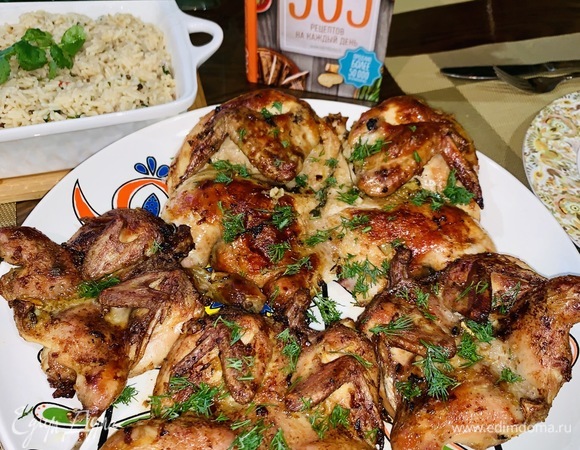 Достаем подрумяненных до золотистой корочки цыпленка и перепелов, выкладываем на блюдо, украшаем свежим укропом.