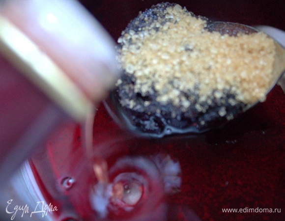 Вначале советую сделать соус. Вместо портвейна я налила в кастрюлю красное вино, добавила джем из черной смородины (в оригинале — брусничный джем), коричневый сахар и винный уксус.