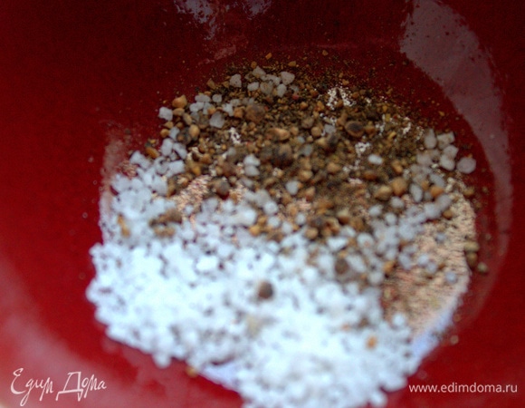 Для печенки растереть соль, перец.