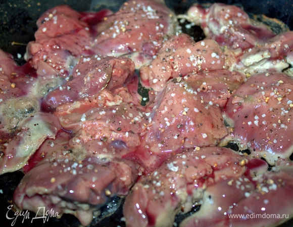 Обжарить в специях печенку с двух сторон.