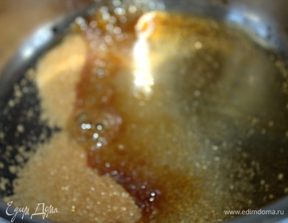 Для яблок насыпать в кастрюлю с толстым дном коричневый сахар, корицу, влить воду и поставить на огонь.