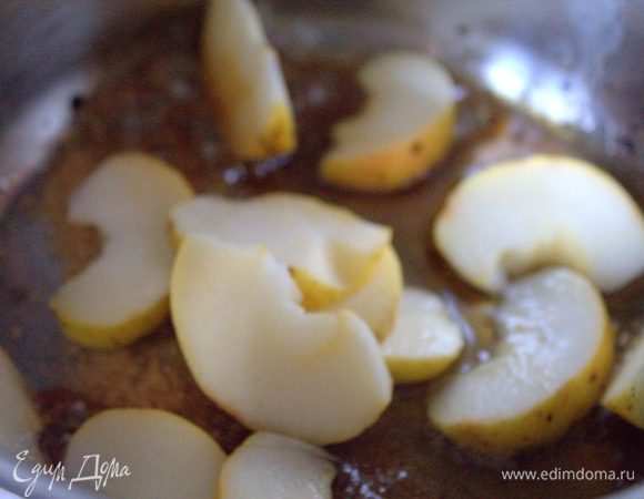 Яблоки нарезать ломтиками.