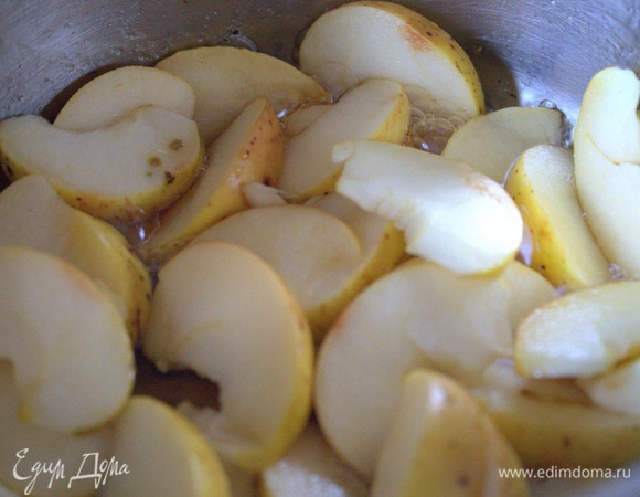 Засыпать в кастрюлю и потомить.