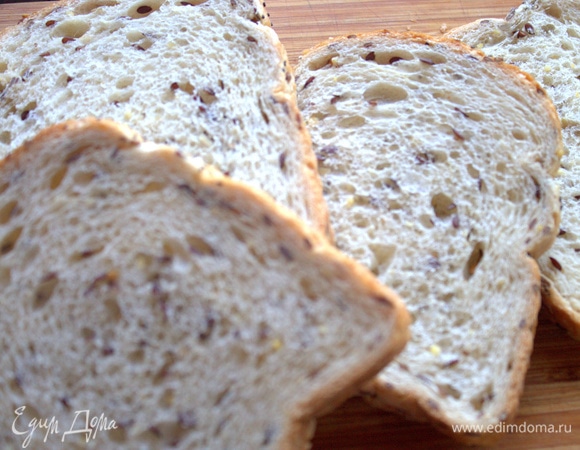 Для подачи я взяла тостовый серый хлеб с семечками.