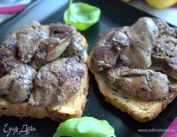 Переносим на хлеб печенку.