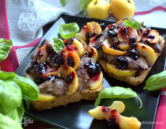 Поливаем ягодным соусом.