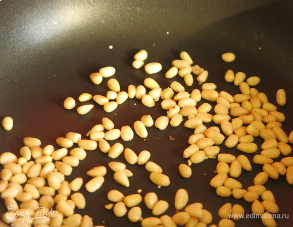 Кедровые орехи обжариваем на сухой сковородке.