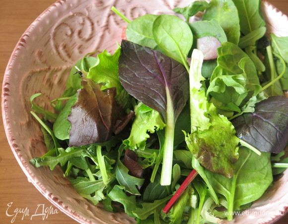 Добавляем листья к фруктам.