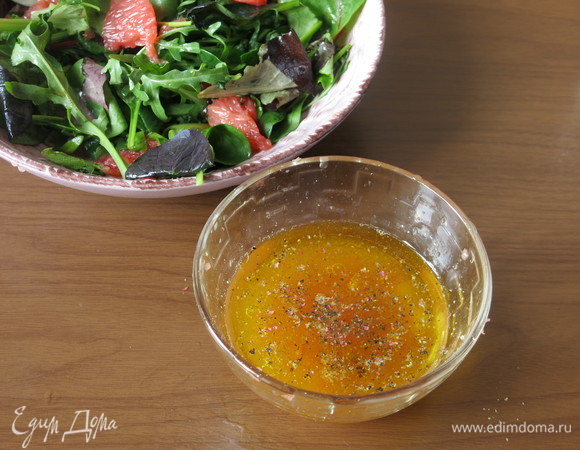 Отжимаем сок из второй половины фрукта. Вливаем масло. Солим, перчим.