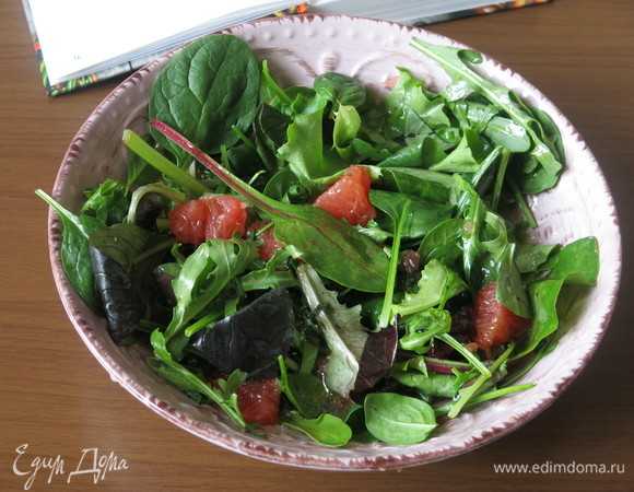 Поливаем салат соусом.