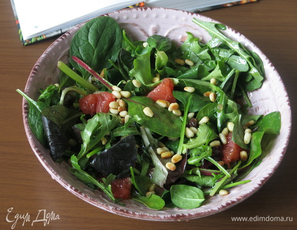 Перемешиваем и посыпаем орешками.