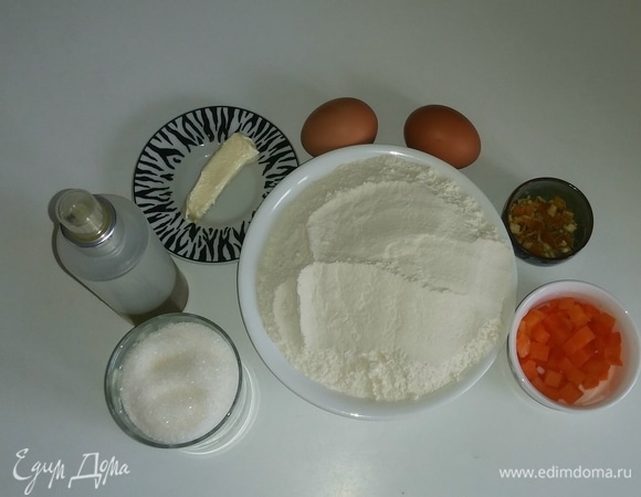 Вот все необходимые ингредиенты для печенья. Если у вас нет апельсиновых цукатов, то можно использовать кожуру апельсина (тонко срезать с 1/4 части апельсина кожуру). Тыкву я покупаю замороженную и уже нарезанную кубиками, так что перед использованием ее надо разморозить и сполоснуть под водой.