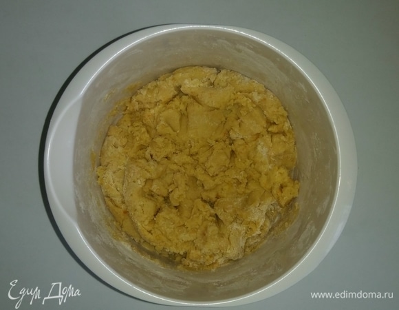 Затем добавляем в эту же емкость просеянную муку и начинаем перемешивать тесто миксером. Когда тесто станет густым, вымешиваем его уже руками. Тесто должно хорошо отставать от стенок емкости и от рук. Если тесто получилось жидковатым, то можно добавить еще чуть-чуть муки.