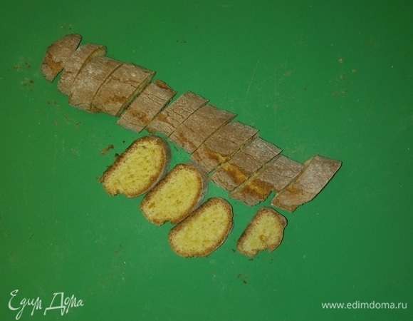 Достаем противень из духовки. Режем колбаски горячими, так как потом они будут ломаться и крошиться. Резать нужно наискосок и толщиной 1–1,5 сантиметра.