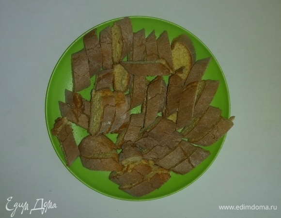 Затем печенье кладем на тарелку и даем полностью остыть. После чего убираем в жестяную коробку. Печенье хорошо сохраняется в жестяной коробке, закрытой крышкой. Из этого количества получается две большие банки с печеньем. Приятного аппетита!