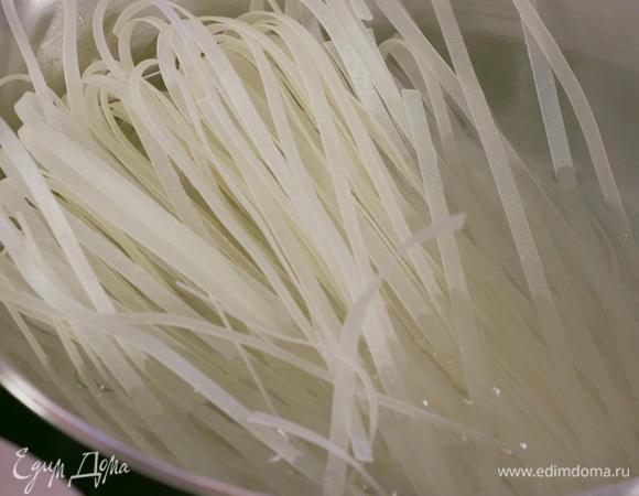 Лапшу отварить в подсоленной воде в течение 7–8 минут.