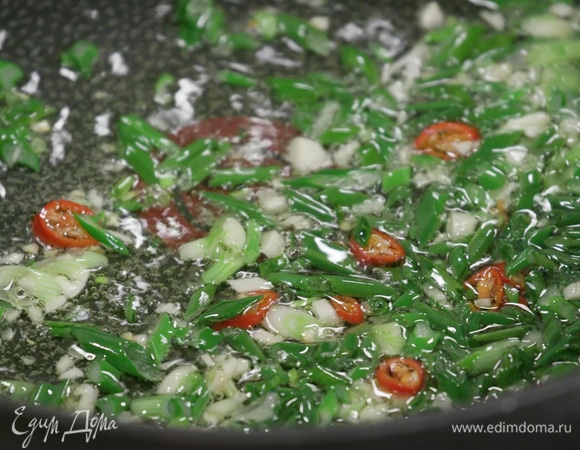 Нарезать зеленый лук и перец чили, добавить к чесноку.