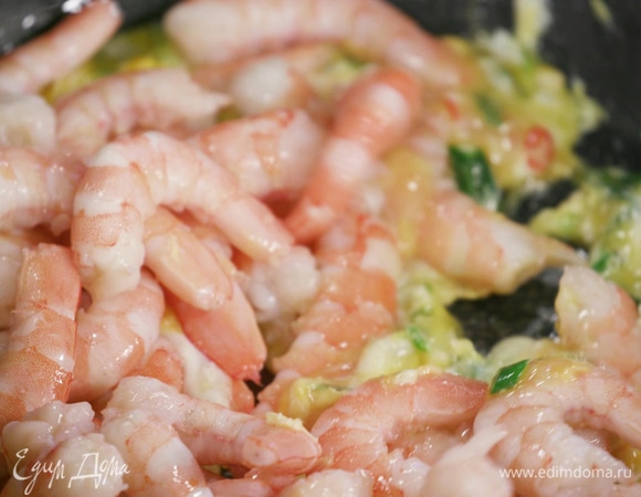 Креветки выложить в вок, смешать с яично-овощной массой.