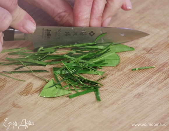 Нарезать листья каффир-лайма, добавить в вок, смешать.