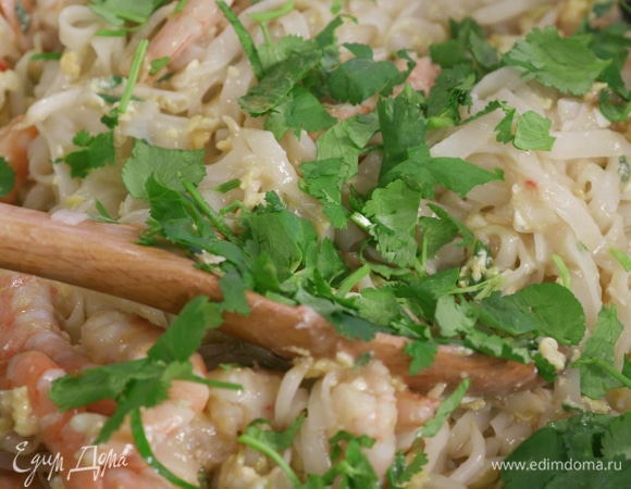 Лапшу переложить к креветкам, добавить немного нарезанной кинзы или мяты, или зеленого лука.