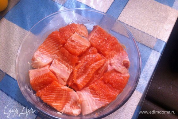 Рыбу подготовить, нарезать на порционные куски и уложить кожей вниз (форму смазать маслом буквально чуть-чуть).