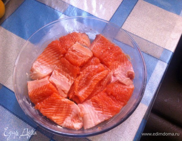 Рыбу подготовить, нарезать на порционные куски и уложить кожей вниз (форму смазать маслом буквально чуть-чуть).