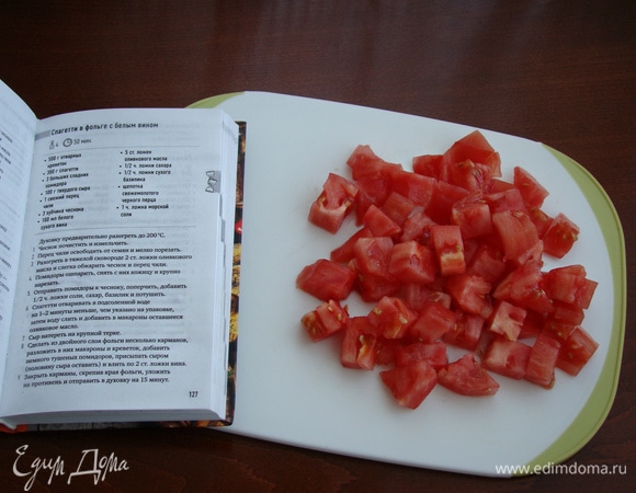 Помидоры ошпарить кипятком и, сняв с них кожицу, нарезать на крупные кусочки.