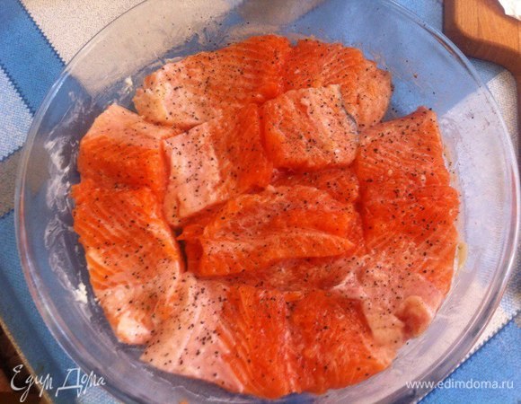 Посолить, поперчить (можно добавить один мелко нарезанный зубчик чеснока или вашу любимую приправу к рыбе).