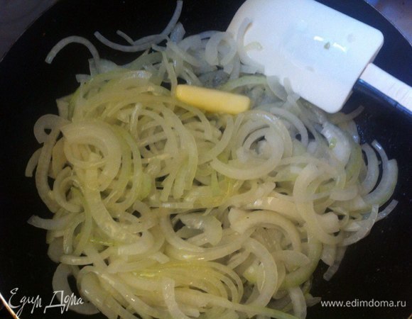 Лук пассеровать в небольшом количестве растительного и сливочного масла до полупрозрачного цвета, не зажаривать!