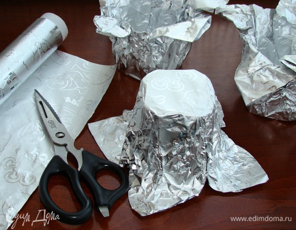 Из фольги, сложенной вдвое, с помощью перевернутого вверх дном стакана сделать стаканчики.