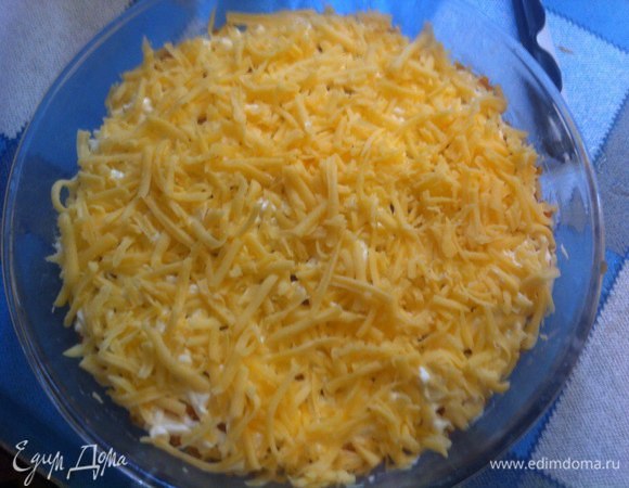 Закрываем сыром и убираем в духовку на 20–30 минут при температуре 180°C.