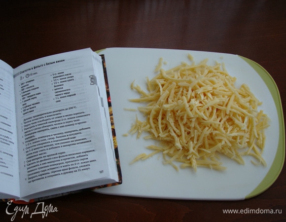 Сыр натереть на крупной терке.