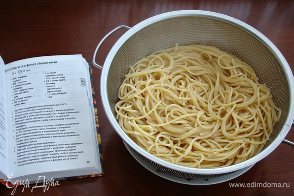 Спагетти отварить до состояния альденте. В готовые спагетти влить оставшееся оливковое масло и все перемешать.