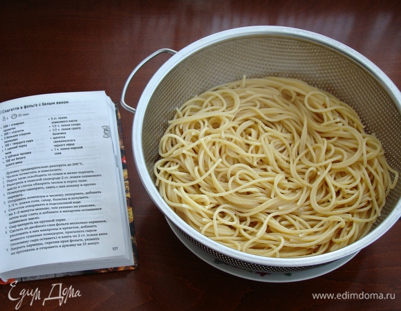 Спагетти отварить до состояния альденте. В готовые спагетти влить оставшееся оливковое масло и все перемешать.