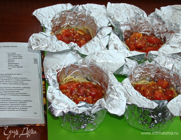 Сверху выложить томатно-чесночный соус.