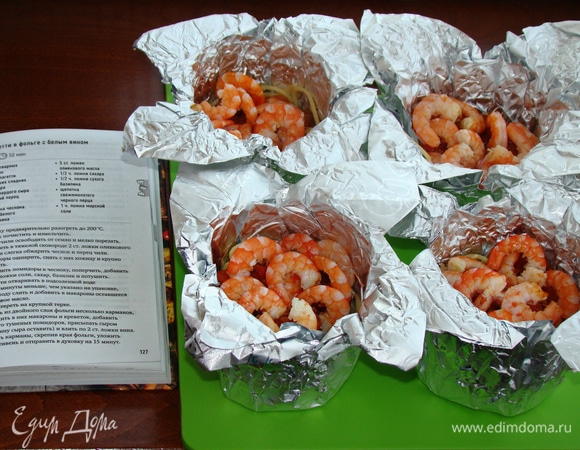 На соус выложить сваренные и очищенные креветки.