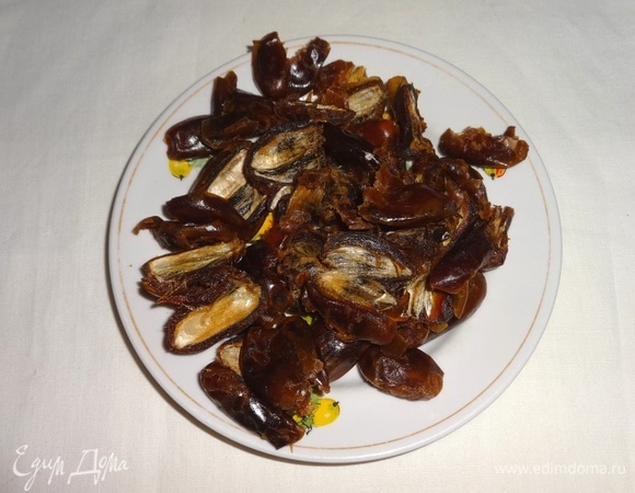 Финики очистить от косточек. Залить горячей водой на 15 минут.