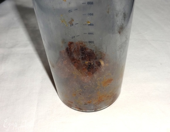 Воду слить. Финики измельчить в блендере.