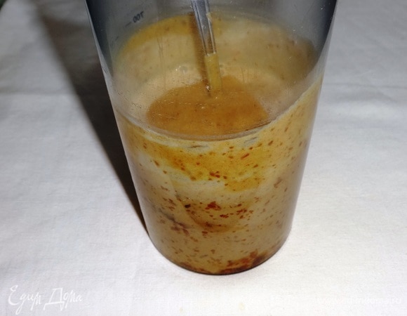 Добавить к финикам кефир и перемешать до однородного состояния.