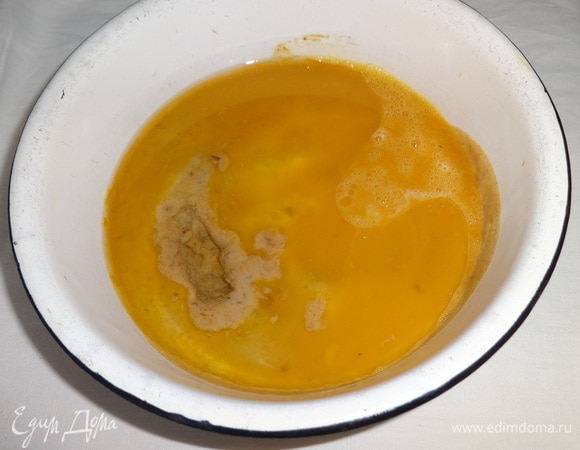 К смеси кефира и фиников добавить яйца и влить растительное масло, перемешать.