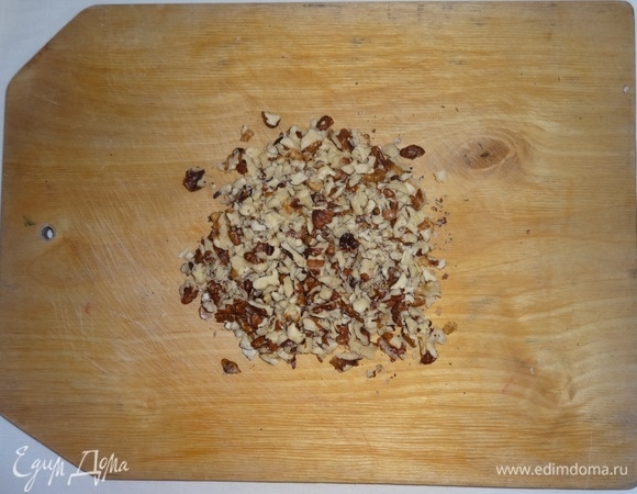 Орехи порубить ножом.