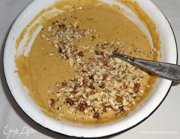 Добавить орехи в тесто, перемешать.